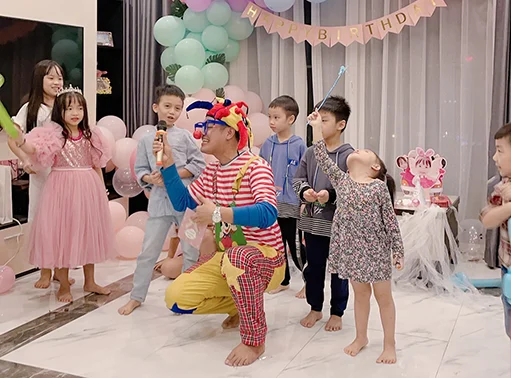 MC tặng quà cho trẻ em